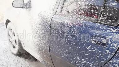 一个喷射泡沫覆盖车身自助洗车。